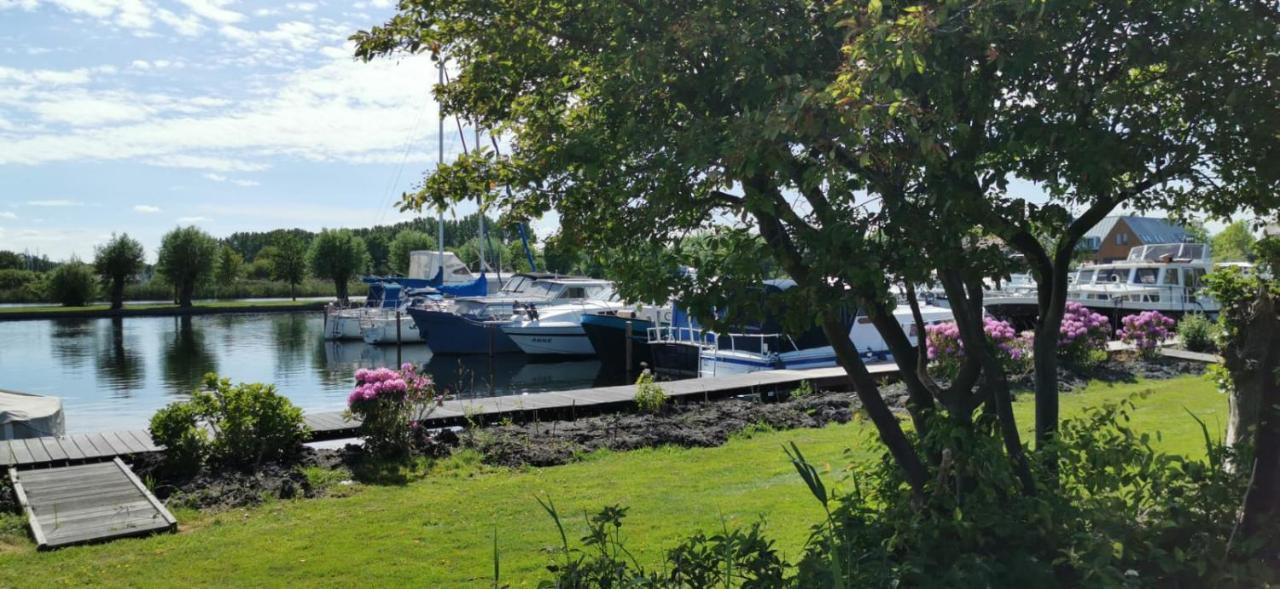 Hotel C'Est La Vie Houseboat Nederhorst den Berg Exterior foto